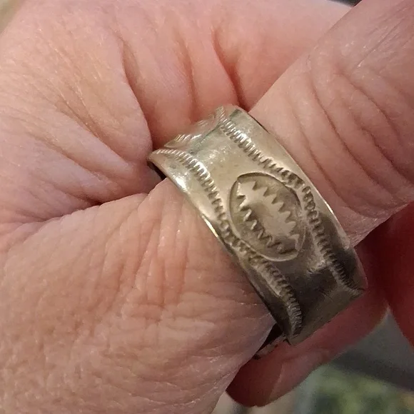 VINTAGE NATIVE AMERICAN NAVAJO SILVER RING